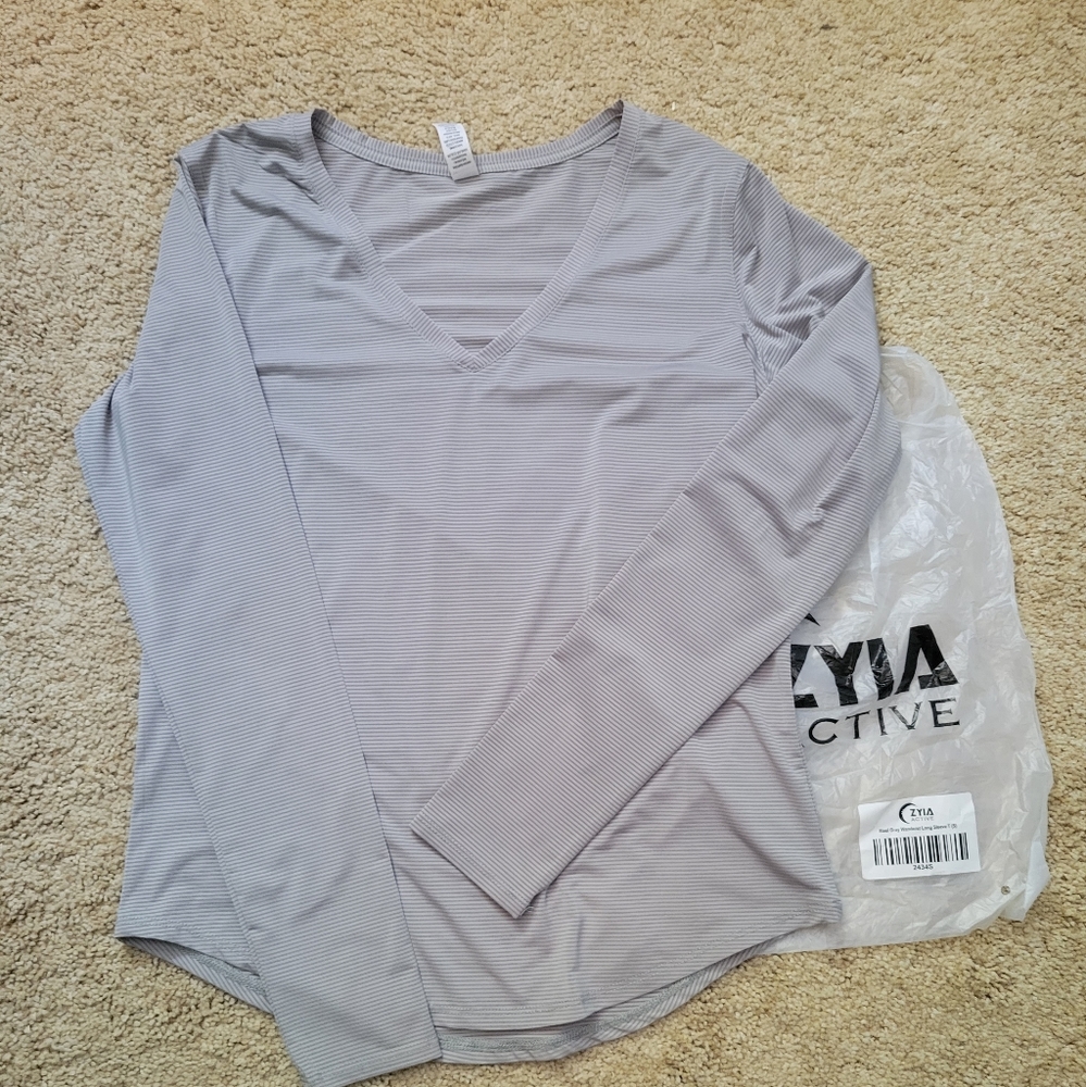 Zyia Wanderer gray tee. New